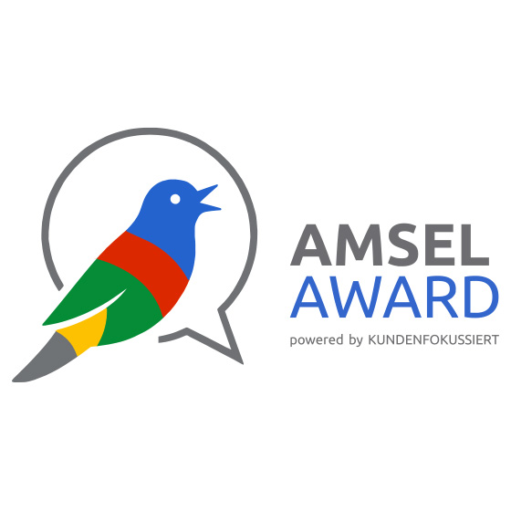 Das AMSEL Award Logo - Bunt gestalteter Vogel in einem Sprechblasen-Icon neben dem Schriftzug AMSEL AWARD powered by KUNDENFOKUSSIERT.